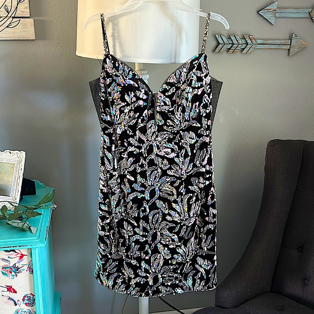 It is a JVN by Jovan it is a size 12! Very well kept. Mold to your body.